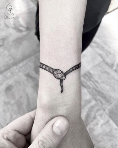 Targaryen Tattoo, Ouroboros Tattoo, Serpent Tattoo, Tato Henna, Tattoo Zeichnungen, Inspiration Tattoos, Dragon Tattoo Designs, Wrist Tattoo, Tattoo Parlors