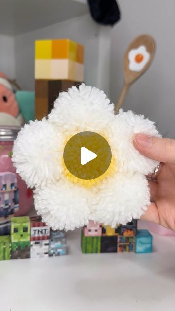 Flower Mug Rug, Aesthetic Craft Ideas For Teens, Diy Mug Rug, Pom Pom Crafts To Sell, Yarn Wall Hanging Diy, Pom Pom Ideas, Pompom Daisy, Pom Daisy, Pompom Flowers