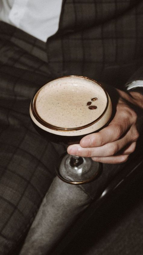 Espresso Martini Photography, Cocktail Bar Aesthetic, Cocktail Branding, Espresso Martini Aesthetic, Alcohol Photography, Espresso Martini Recipe, Cocktail Photography, Vodka Shots, Martini Recipe