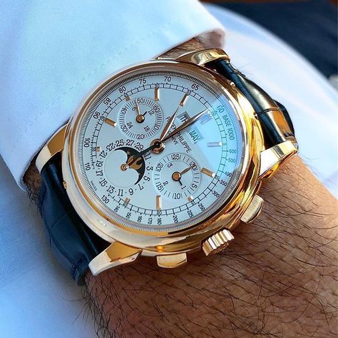 🇮🇹 Good Morning ☀️ with this beautiful Patek Philippe 5970!! 👉🏻 👉🏻My Instagram page @b1948 👋🏻👋🏻 @b1948 for more 😉 • • • • • • • • 📸… Hand Watches, Patek Philippe Watches, Silver Pocket Watch, Swiss Army Watches, Expensive Watches, Pocket Watch Chain, Invicta Watches, Watches Unique, Stylish Watches