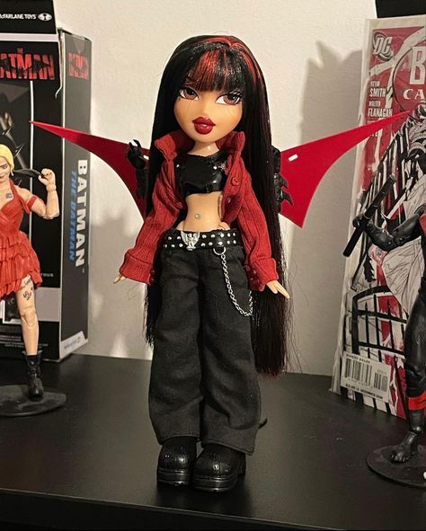 Braz Dolls Outfits, Goth Bratz Doll Aesthetic, Black Bratz Outfit, Pretty N Punk Bratz, Custom Bratz Dolls, Rockstar Bratz, Asian Bratz, Jade Bratz Outfits, Brats Doll Outfits