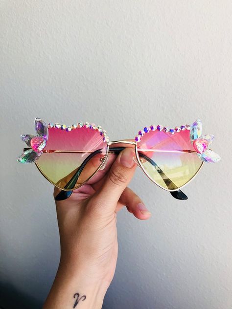 Diy Sunglasses, Festival Mode, Festival Sunglasses, Funky Glasses, Apparel Boutique, Bling Crafts, Unique Sunglasses, Cute Sunglasses, Cool Glasses