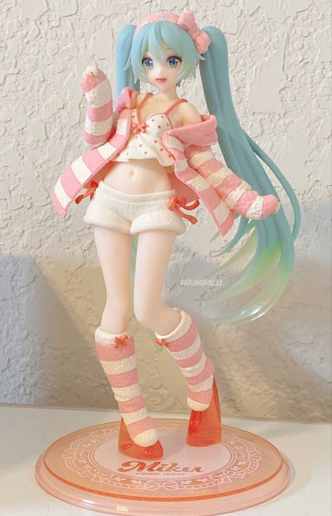 Miku Figure Poses, Anime Figure Pose Ref, Cutecore Anime Figures, Cute Figures Kawaii, Anime Figures Poses, Anime Figurines Aesthetic, Cutecore Figures, Figurine Poses, Anime Figure Poses