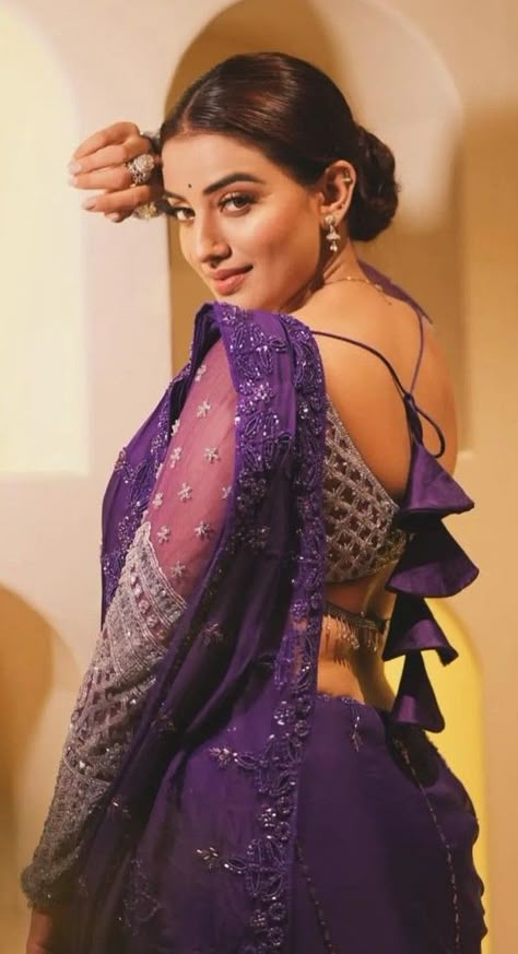 Akshara Singh Saree, Akshra Singh, Black Frock, Bhojpuri Actress, Saree Poses, Women Photography, Face Images, Bollywood Girls, Curvy Girl Fashion