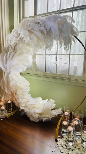 ATLANTA Wedding Planner💍 on Instagram: "👰🏽‍♀️When the bride tells me “I want feathers and it needs to be a statement piece at the altar” 💕Here is what I proposed and what I did✌🏽This is how you nail the “from inspiration to reality” process 😉 ⬆️ Setup your consultation with me for your floral and decor design needs. Link in bio💋 Design & Floral @houseofbashatl Venue @biltmoreballrooms #reels #wedding #trending #weddingcenterpiece #houseofbash #brideandgroom #romanticwedding #weddingrecept Feather Themed Wedding, Bridal Proposal Party Decor, Decor With Feathers, Feather Centerpiece Wedding, Wedding Feathers, Hollywood Glam Decor, Link In Bio Design, Feather Wedding Decorations, Princess Tiana Birthday Party