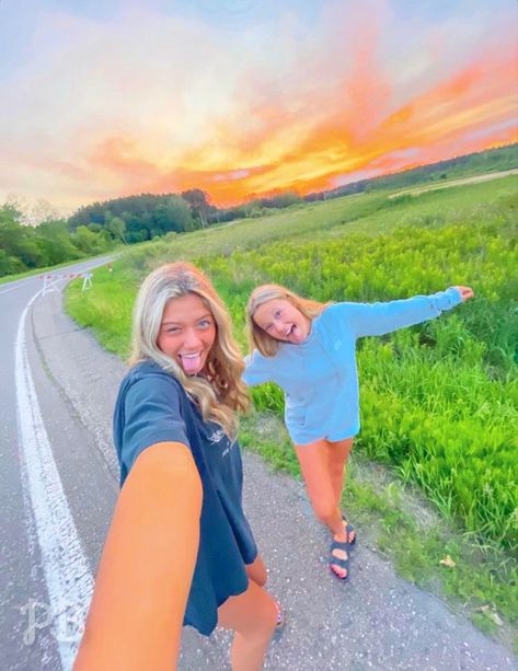 Sunshine Weather, Friends Sunset, Nature Autumn, Summer Picture Poses, Best Friend Photoshoot, Sun Sky, Best Friends Shoot, Sunset Summer, Summer Goals