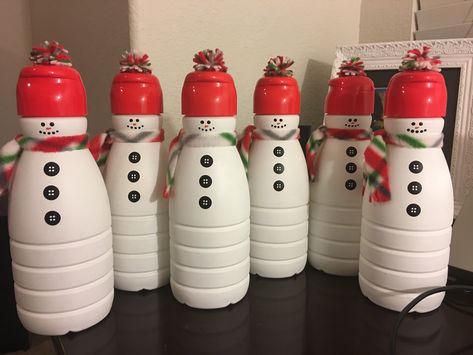 Coffee creamer snowman Plastic Creamer Bottle Crafts, Snowman Coffee Creamer Bottles, Creamer Bottle Crafts Christmas, Coffee Creamer Snowman Craft, Planters Peanut Jar Crafts, Snowmen Made From Coffee Creamer Bottles, Coffee Creamer Snowman, Creamer Bottles Crafts, Recycled Creamer Bottles