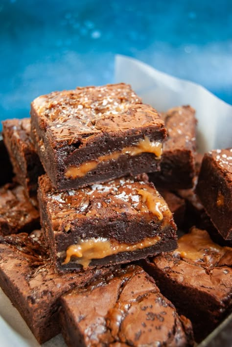 These Salted Caramel Brownies are the ultimate indulgent treat - dark, fudgy chocolate brownies with a salted caramel middle...heaven in every bite! #saltedcaramelbrownies #bestsaltedcaramelbrownies #browniessaltedcaramel Salted Caramel Brownie Recipe, Caramel Brownies Recipe, Chocolate Caramel Brownies, Mexican Spice, Salted Caramel Fudge, Salted Caramel Brownies, Caramel Fudge, Caramel Brownies, Brownie Ingredients