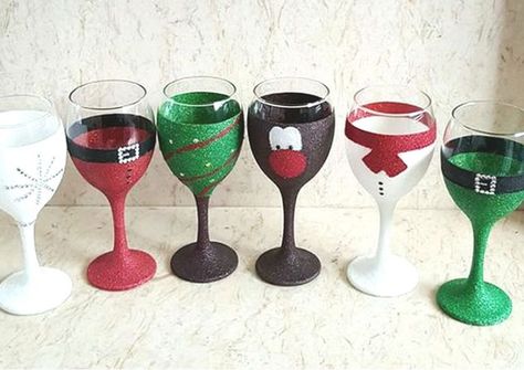 19DayofChristmas_1 Christmas Glitter Glasses, Christmas Wine Glasses Diy, Painted Wine Glasses Christmas, Glitter Wine Glasses Diy, Diy Glasses, Christmas Wine Glasses, Glitter Wine Glasses, Diy Wine Glasses, Decorated Wine Glasses