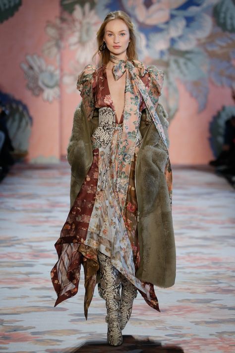 Zimmermann Fall 2018 Ready-to-Wear Collection - Vogue Celebrity Models, Moda Hippie, Models Backstage, Power Dressing, Fashion Boho, Trend Style, Boho Fall, Fashion 2018, Fashion Show Collection