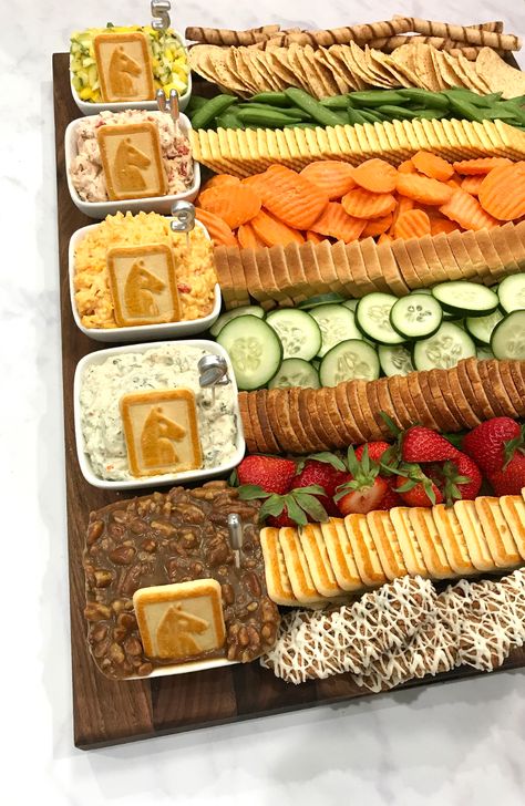 Kentucky Derby Food Ideas, Derby Food Ideas, Derby Brunch, Dip Board, Kentucky Derby Party Outfit, Kentucky Derby Party Games, Kentucky Derby Food, Derby Food, Derby Themed Party