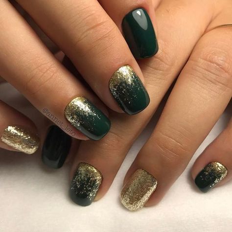 Carnival Nails, Prom Nail Designs, Emerald Nails, Green Acrylic Nails, Green Nail Designs, Christmas Gel Nails, Holiday Nail, Gold Nail, Nails Prom