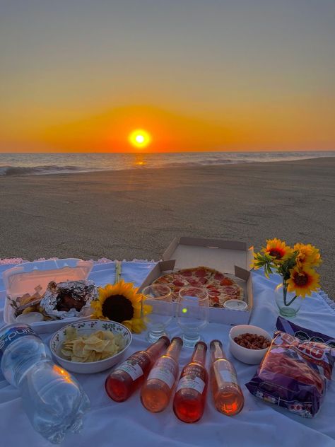 Romantic Beach Picnic, Picnic Date Food, Dream Dates, Romantic Date Night Ideas, Sunset At The Beach, Picnic Inspiration, Picnic Decorations, Cute Date Ideas, Picnic Birthday