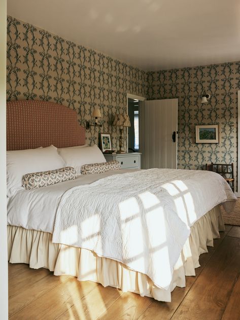 Bed With Bed Skirt, Bed Skirt Ideas, Small Cottage Bedroom Ideas, Small Cottage Bedroom, Hampstead House, Wallpaper Bed, English Interior Design, English Country Cottages, Beauty House