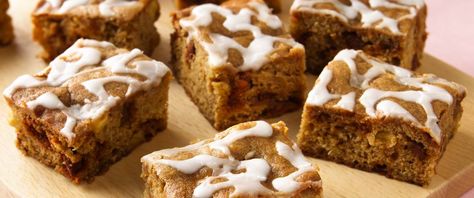 Sweet apples and cinnamon baking chips make a delicious combo in this tempting bar. Cinnamon Bars Recipe, Best Apple Desserts, Cinnamon Bars, Apple Bars, Dessert Platter, Cinnamon Chips, Thanksgiving Desserts, Apple Desserts, Desserts To Make