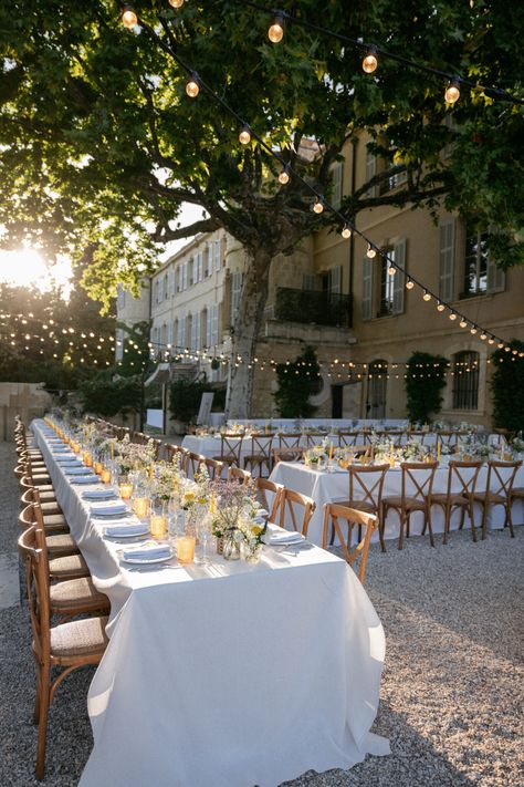 Wedding In Provence France, French Courtyard Wedding, Beautiful Wedding Tables, Provence Dinner Party, Relaxed Elegant Wedding, Al Fresco Dining Wedding, Provence Wedding Flowers, Provencal Wedding Theme, Wedding Dinner Outside