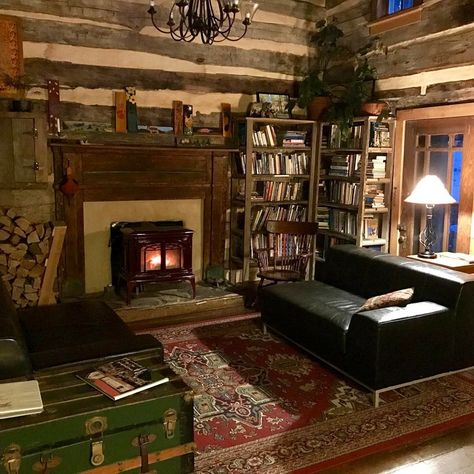 Appalachian Cabin Interior, Appalachian Interior Design, Pnw House Interior, Mountain Room Aesthetic, Appalachian Home Decor, Appalachian Decor, Appalachia Aesthetic Home, Mountain Living Aesthetic, Appalachian House