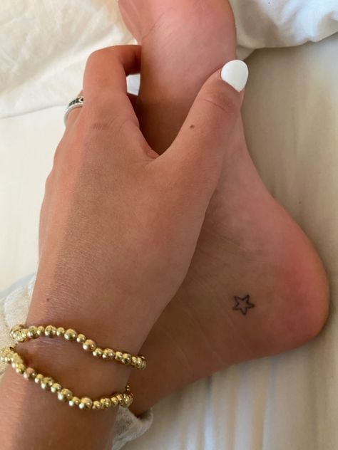 Star Stick And Poke Tattoo, Star Stick And Poke, Tiny Star Tattoo, Herz Tattoo Klein, Vienna Tattoo, Toe Tattoos, Small Star Tattoos, Stick Poke Tattoo, Stick And Poke Tattoo