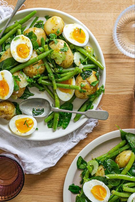 This is the most delicious low FODMAP salad recipe, with seasonal new potatoes, green beans and perfect 6-minute jammy eggs. Bistro Salad, Green Beans And Potatoes, Green Bean Salads, Low Fodmap Recipes, Fodmap Recipes, French Bistro, Prop Styling, Bean Salad, Green Bean