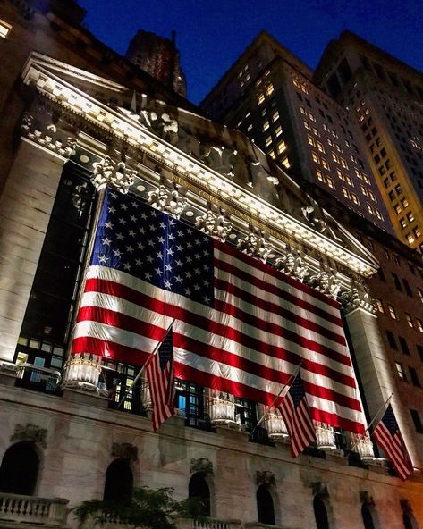 Usa Aesthetic Flag, America Flag Aesthetic, Nyc Murals, Life In Usa, New York Stock Exchange, Patriotic Pictures, Rose House, Street New York, New York Photos