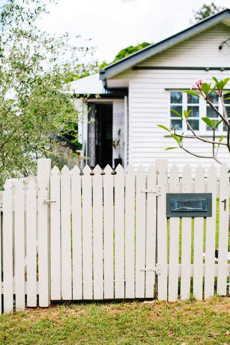 The home is a post-war bungalow, so it’s just celebrated its 60th birthday. 1950s House Renovation, 1950s Homes, 1950 House, Wabi Sabi House, Queenslander Renovation, Weatherboard House, 1950s House, Bungalow Renovation, Cottage Renovation