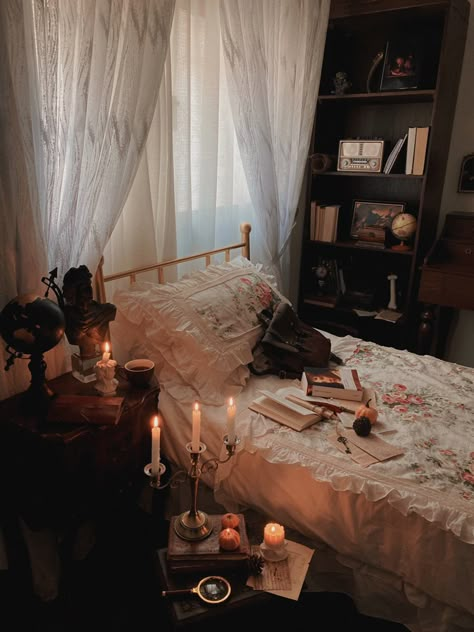 Vintage Small Room Ideas, Victorian Dorm Room, Vampire Aesthetic Bedroom, Southern Gothic Bedroom, Dark Coquette Bedroom, Vampire Room Aesthetic, Romantic Goth Room, Victorian Room Aesthetic, Dark Coquette Room