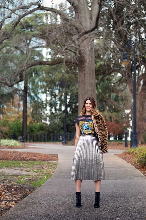 Metallic Pleated Skirt Outfits, Metallic Skirt Outfit, Print Mixing, Jeans Vest, How To Wear Ankle Boots, Pleated Skirt Outfit, Metallic Pleated Skirt, Skirt Diy, Style Rut