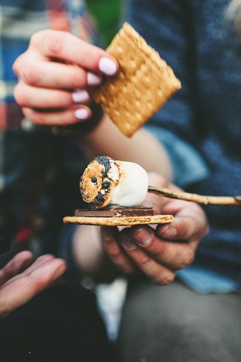 Smores Campfire, S'more Photoshoot, Smores Photoshoot, S’mores Photoshoot, Outdoor Food Photography, Smores Aesthetic Friends, Smores Aesthetics, Smores Fire Aesthetic, S’mores Campfire Aesthetic