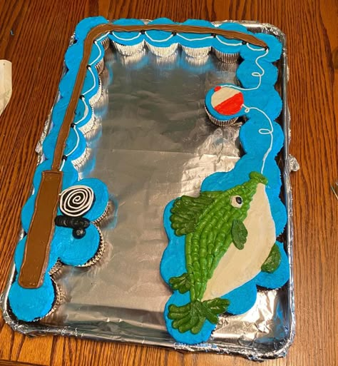 Camp Cupcakes, Fishing Theme Cake, Fish Cake Birthday, Fishing Cupcakes, Pull Apart Cupcake Cake, Pull Apart Cake, Cake Pulls, Pull Apart Cupcakes, Cupcake Cake Designs