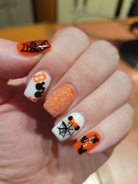 Disney Halloween Nails Acrylic Simple, Mickey Nails Halloween, Disney Mickey Pumpkin Nails, Disney World Nails Halloween, Halloween Nails Mickey, Mickey Halloween Nails, Disney Halloween Nails Design, Fall Disney Nails, Disney Fall Nails