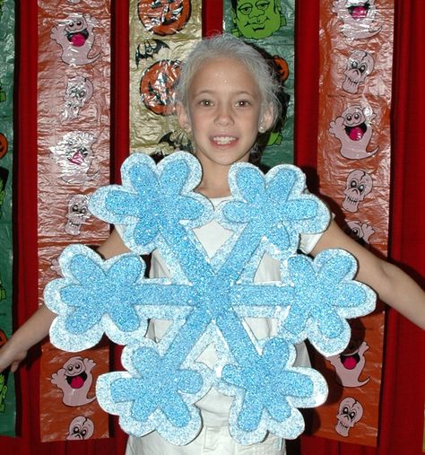 Snowflake Costume - we won 'prettiest costume' with. I used an overhead projector to trace a snowflake onto foam board then cut it out. And used paint and glitter to decorate. Diy Snowflake Costume, Snowflake Costume, Christmas Parade Floats, Nativity Costumes, Brownie Girl Scout, Overhead Projector, Snowflake Dress, Trace A, Diy Costumes Kids