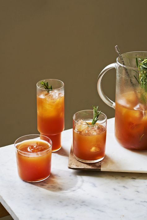 Image shows orange coloured iced tea sat in a highball glass with sprigs of rosemary. Spring Soup Recipes, Spring Pasta Recipes, Flavoured Tea, Vinegar Diet, Infused Tea, Healthy Winter Meals, Iced Tea Recipe, Blueberry Mint, Making Iced Tea