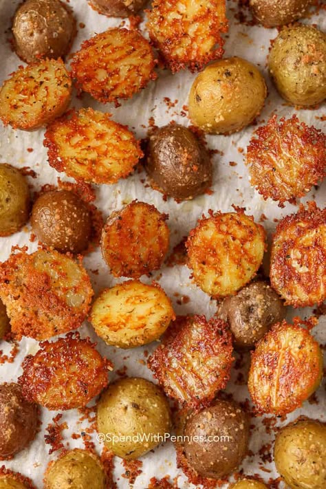 The whole family will love these Parmesan Crusted Potatoes. Roasted until crispy and served with chicken and a garden salad!  #spendwithpennies #parmesancrustedpotatoes #sidedish #roasted #ovenroasted #cheesy Crusted Potatoes, Roasted Smashed Potatoes, Parmesan Crusted Potatoes, Crispy Parmesan Potatoes, Chicken Parmesan Recipe Easy, Easy Juice Recipes, Perfect Baked Potato, Roasted Potato Recipes, Parmesan Potatoes