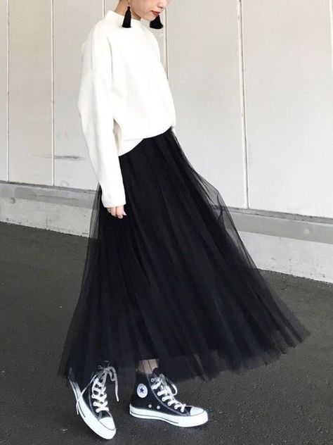 Black Tulle Skirt Outfit, Tulle Skirt Outfits Casual, Black Tulle Skirt, Tulle Skirts Outfit, Rok Outfit, Black Skirt Outfits, Tule Rok, Gonna In Tulle, Tulle Skirt Black