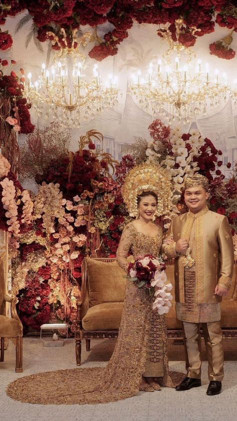 Gold Kebaya, Dekor Pelaminan, Pelamin Nikah, Wedding Photo Album Layout, Indoor Wedding Decorations, Backyard Wedding Decorations, Kebaya Wedding, Kebaya Modern Dress, Indonesian Wedding