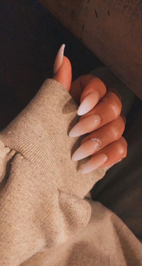 Almond Shape White Nails With Designs, Classy Almond Nails Ideas White, White Nails With Designs Almond Shape, Almond Shape Long Acrylic Nails, Almond Acrylic Ombre Nails, Ombre White Nails Almond, White Ombre Nails Almond Shape, Ombre Nude Nails Almond Shape, Hombre Nails Ombre Almond