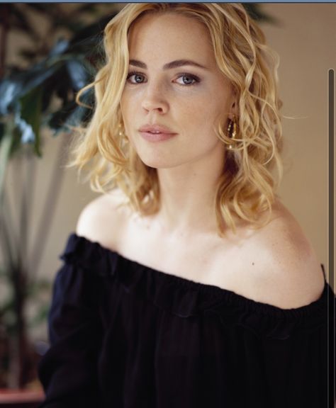 Ringlets in short hair Melissa George, Actrices Hollywood, English Actresses, Brown Hair Colors, Celebrities Female, Pretty Woman, Beauty Women, Georgia, Short Hair Styles