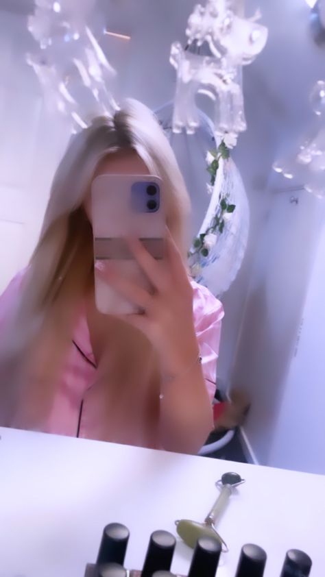 Chavy Wallpaper Girl, Chavvy Girl, Fake Background, Chav Aesthetic, Blonde Selfies, Paris Instagram Pictures, Chav Outfits, British Aesthetic, Paris Filter