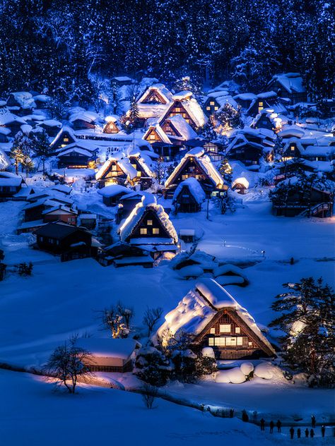 Winter night in Gokayama, a Unesco World Heritage Site in Toyama Prefecture, Japan (by arcreyes). Outdoor Christmas Photos, Gokayama, Shirakawa Go, Winter Szenen, Roppongi, Toyama, Beaux Villages, Winter Scenery, Gifu