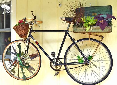 Learn how to turn a vintage bicycle into beautiful garden art for uni;que porch decor. Bicycle Planter, Planter Designs, Raised Planter Boxes, Pond Maintenance, Unique Garden Art, Bicycle Decor, Vertical Herb Garden, Old Bicycle, Bird Bath Garden