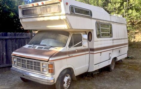 This beat-up RV is for sale for $500. Most RVers would turn up their noses at it. But if you were homeless, wouldn't having this to live in be a godsend? Used Campers For Sale, Used Rv For Sale, Cheap Rv, Used Campers, Motorhome Interior, Camper Trailer For Sale, Used Rvs For Sale, Class B Rv, Used Rv