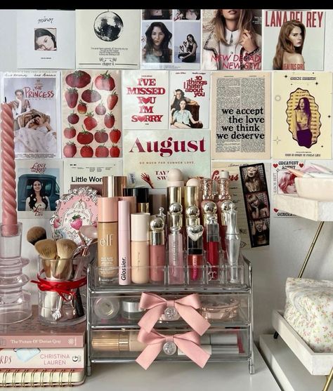 Carrie Bradshaw Room Aesthetic, Vogue Wall, Pretty Bedrooms, Penyimpanan Makeup, Dream Vanity, Photowall Ideas, Apartment Stuff, Uni Room, Room Makeovers