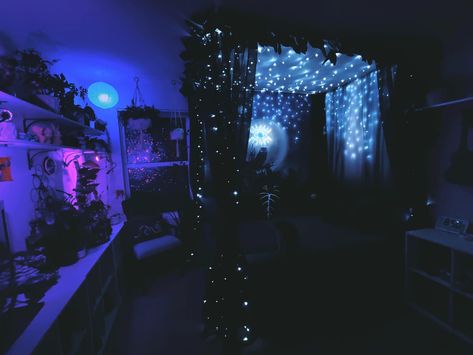 Alien Bedroom, College Room Inspiration, Dope Rooms, Crystal Room Decor, Gothic Decor Bedroom, Black Bedroom Design, Aesthetic Bedroom Decor, Cottage Room, Chill Room