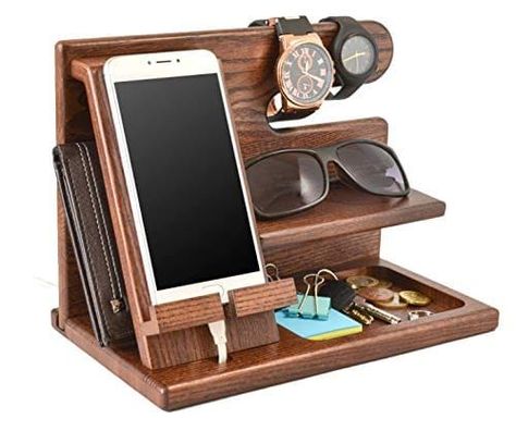 Made of 100% natural wood from an ash tree, this charging station/organizer is the perfect solution for emptying his pockets at the end of every day. He can charge his cell phone, place his keys, change, watch, glasses, and wallet in different sections of the organizer. Wooden Phone Holder, Wood Phone Holder, Koti Diy, Wood Phone Stand, Phone Docking Station, Wooden Docking Station, Key Holder Wallet, Wooden Desk Organizer, Watch Organizer