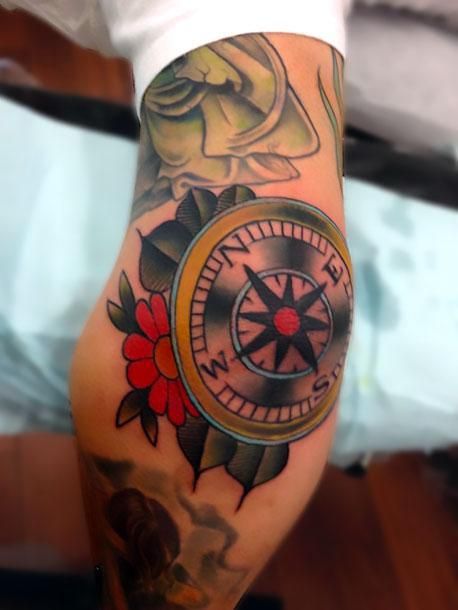 An awesome tattoo of a compass inked on the man's elbow. Elbow Tattoos For Men, Rose Elbow Tattoo, Elbow Tattoos For Women, Traditional Compass Tattoo, Arm Tattos, Compass Rose Tattoo, Elbow Tattoo, Rose Tattoos For Men, Polynesian Tattoo Designs