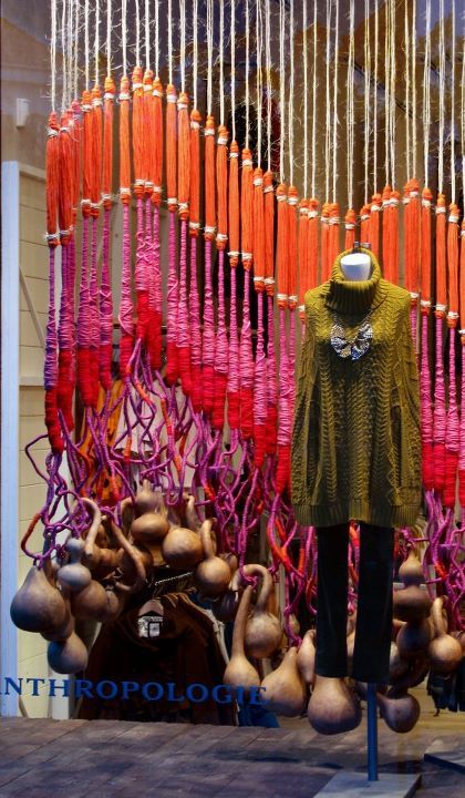 Inspiring use of textiles and gourds. Anthropologie Fall Window Display, Anthropologie Window Display, Anthropologie Display, Autumn Window Display, Display Visual Merchandising, Anthropologie Store, Fall Windows, Decoration Vitrine, Store Window Display