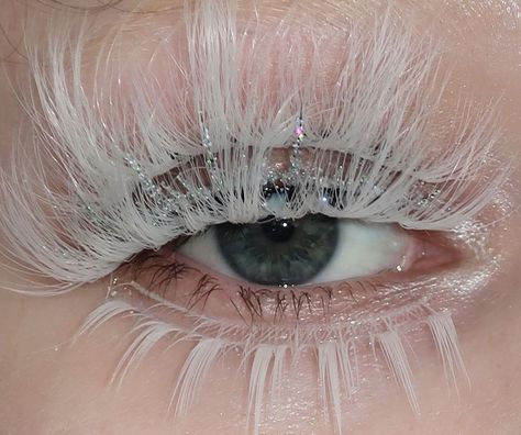 Feather Eyelashes, White Eyelashes, Black Eyeliner, Beauty Editorial, Makeup Accessories, Pose Reference, Picture Ideas, Makeup Nails, Eyelashes