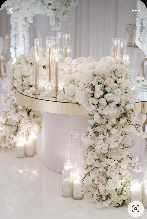 Weddings Decorations Elegant Romantic, White Wedding Decorations, Sweetheart Table Wedding, White Wedding Theme, Luxury Wedding Decor, All White Wedding, Wedding Venue Decorations, Elegant Centerpieces, Wedding Decor Inspiration