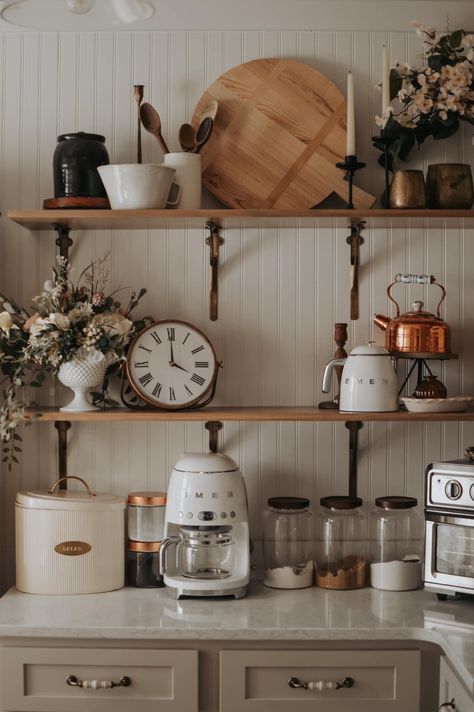 Cheap Couches, Cottage Style Farmhouse, Country Kitchen Countertops, Kitchen Open Shelves, Country Cottage Farmhouse, Food Canisters, Casa Vintage, Hygge Decor, Cottage Kitchens