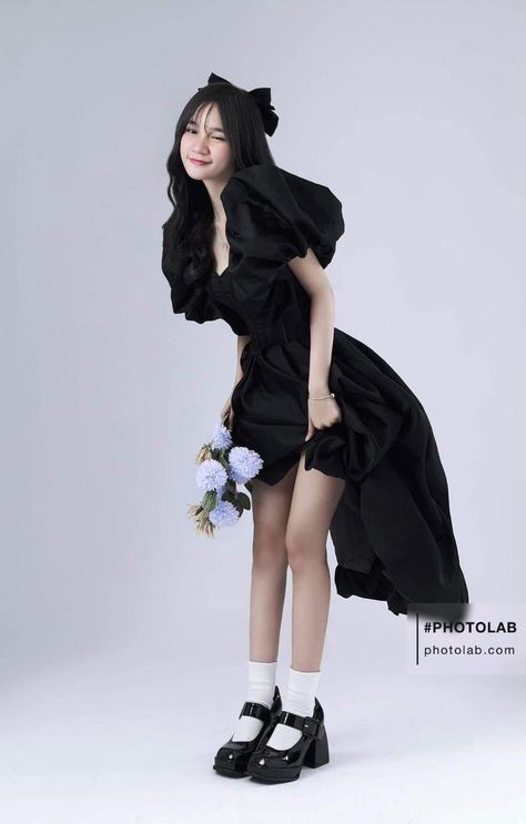 Birthday Photoshoot White Dress, Poofy Dress Poses, Korean Fashion Photoshoot, Elegant Photoshoot Ideas, Pre Debut Photoshoot, Debut Photoshoot, Studio Photography Poses, Elegant Black Dress, Stylish Photo Pose